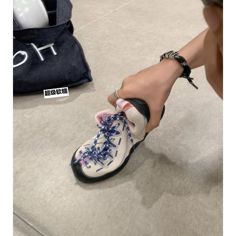 トレイルランニングシューズ 山路を駆ける軽快シューズ